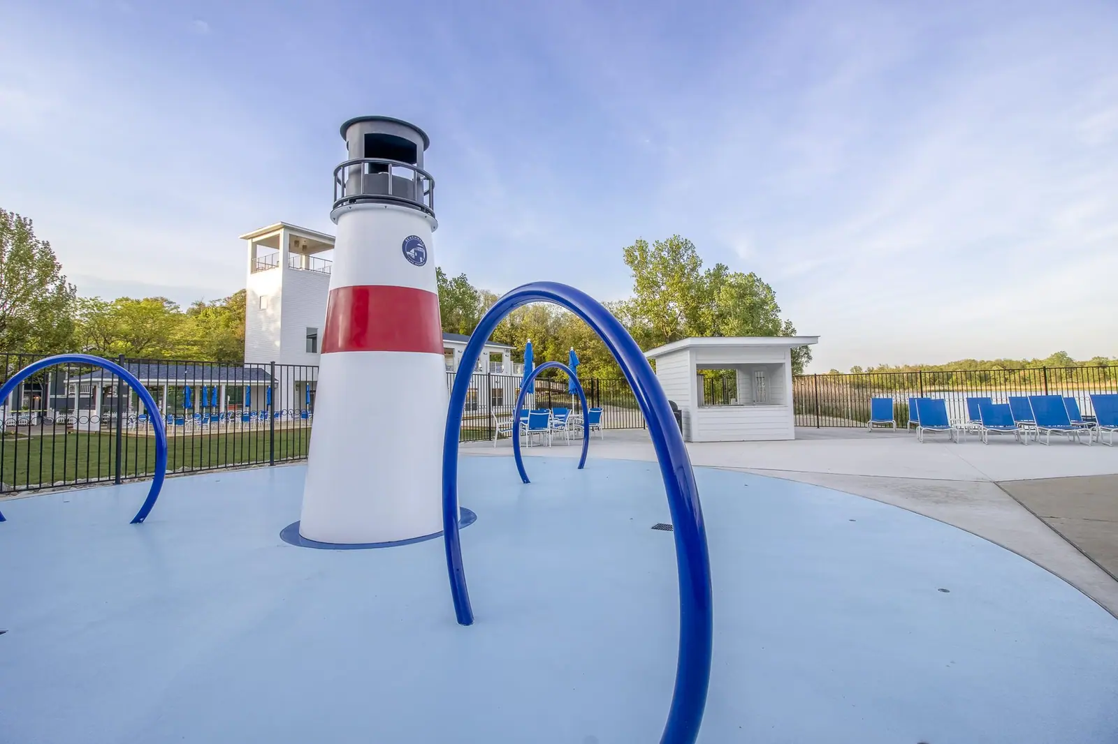 Lighthouse splash pad with arching water sprayers