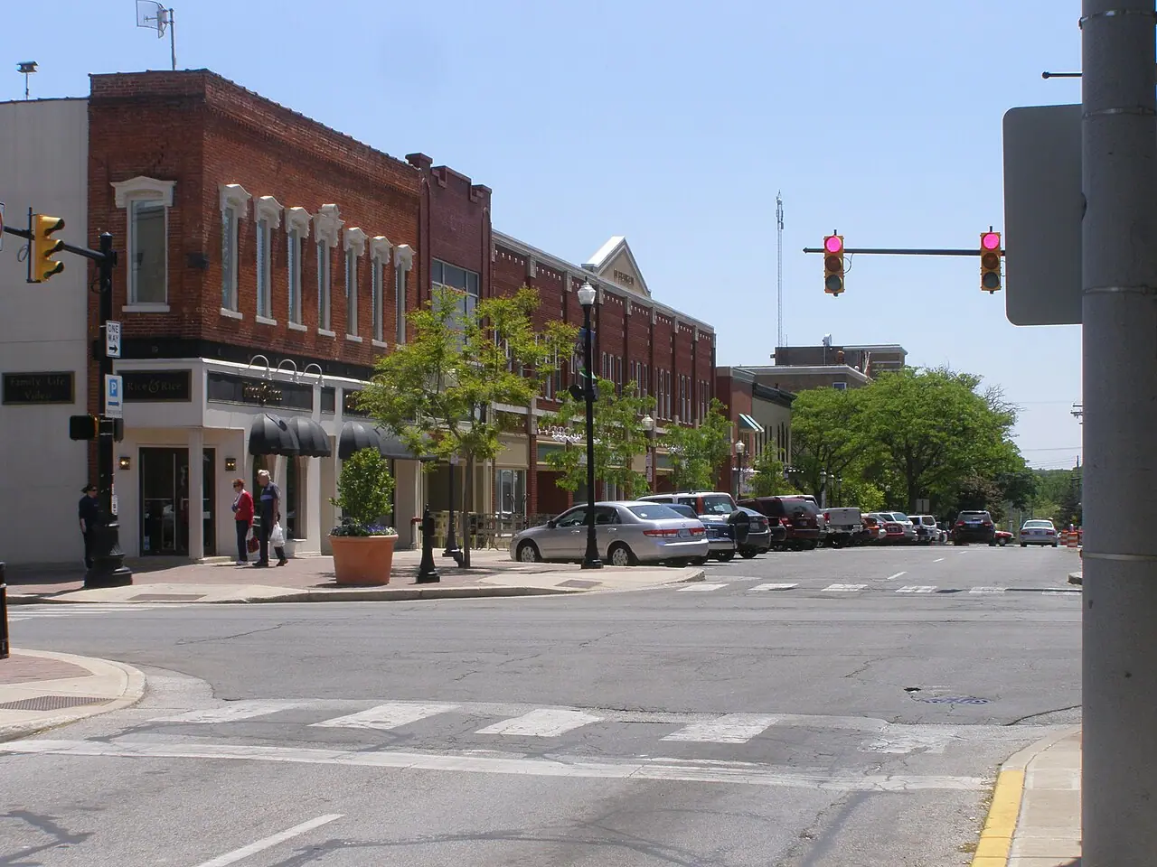 Shops on Franklin Street just east of the courthouse square in Valparaiso